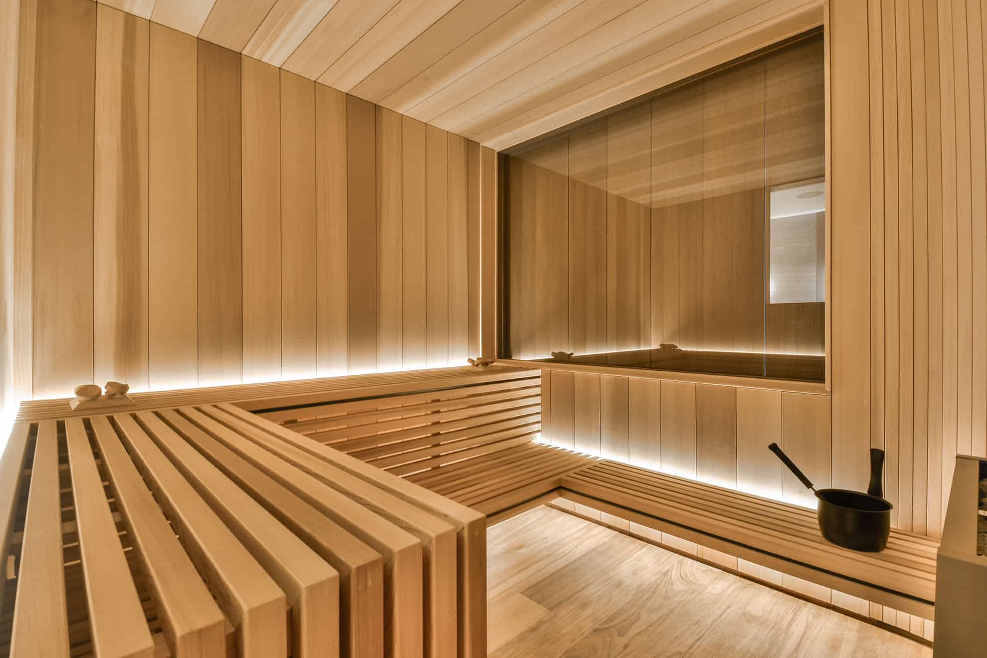 Moderne Sauna mit Holzdesign und entspannter Atmosphäre.