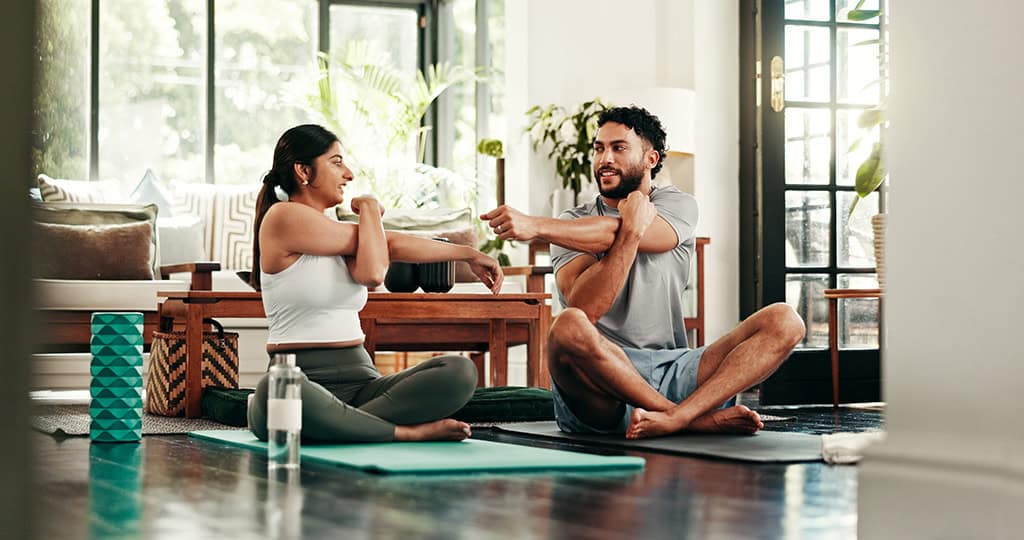 Paare beim Yoga-Workshop für Wellness und Entspannung.