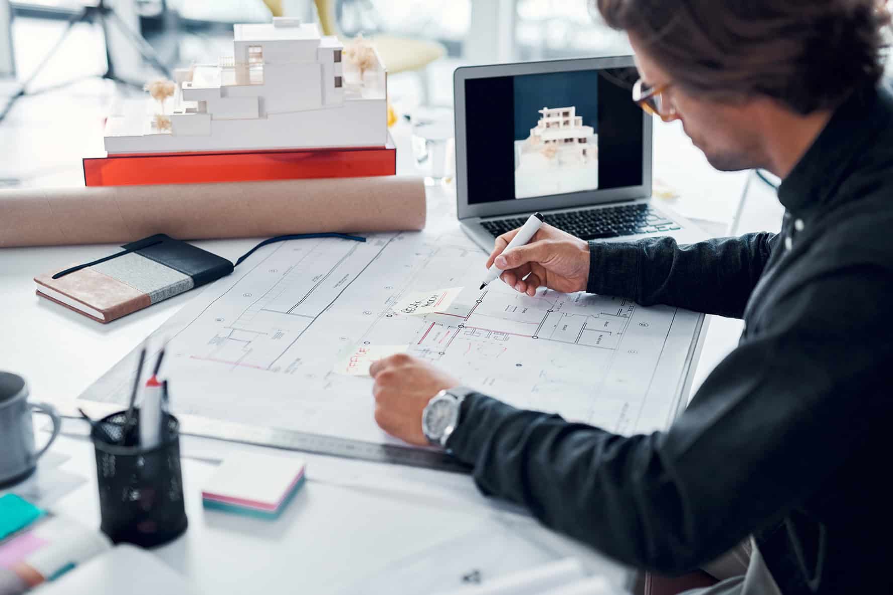 Architekt bei Wellness-Projektplanung mit 3D-Modell am Computer.