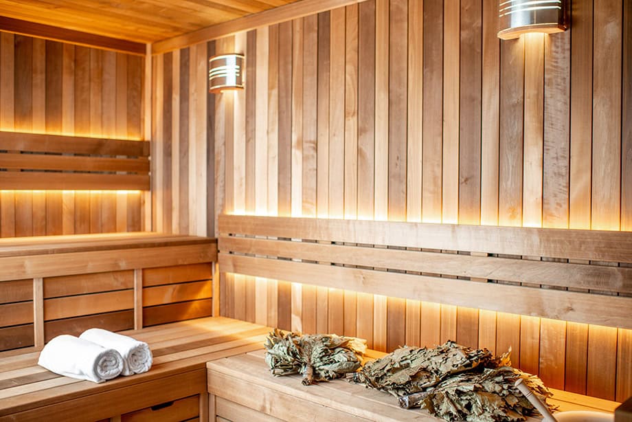 Gemütlicher Saunaraum mit Holzverkleidung und Handtüchern.