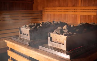 Sauna mit Steinen für Wellness und Erholung.