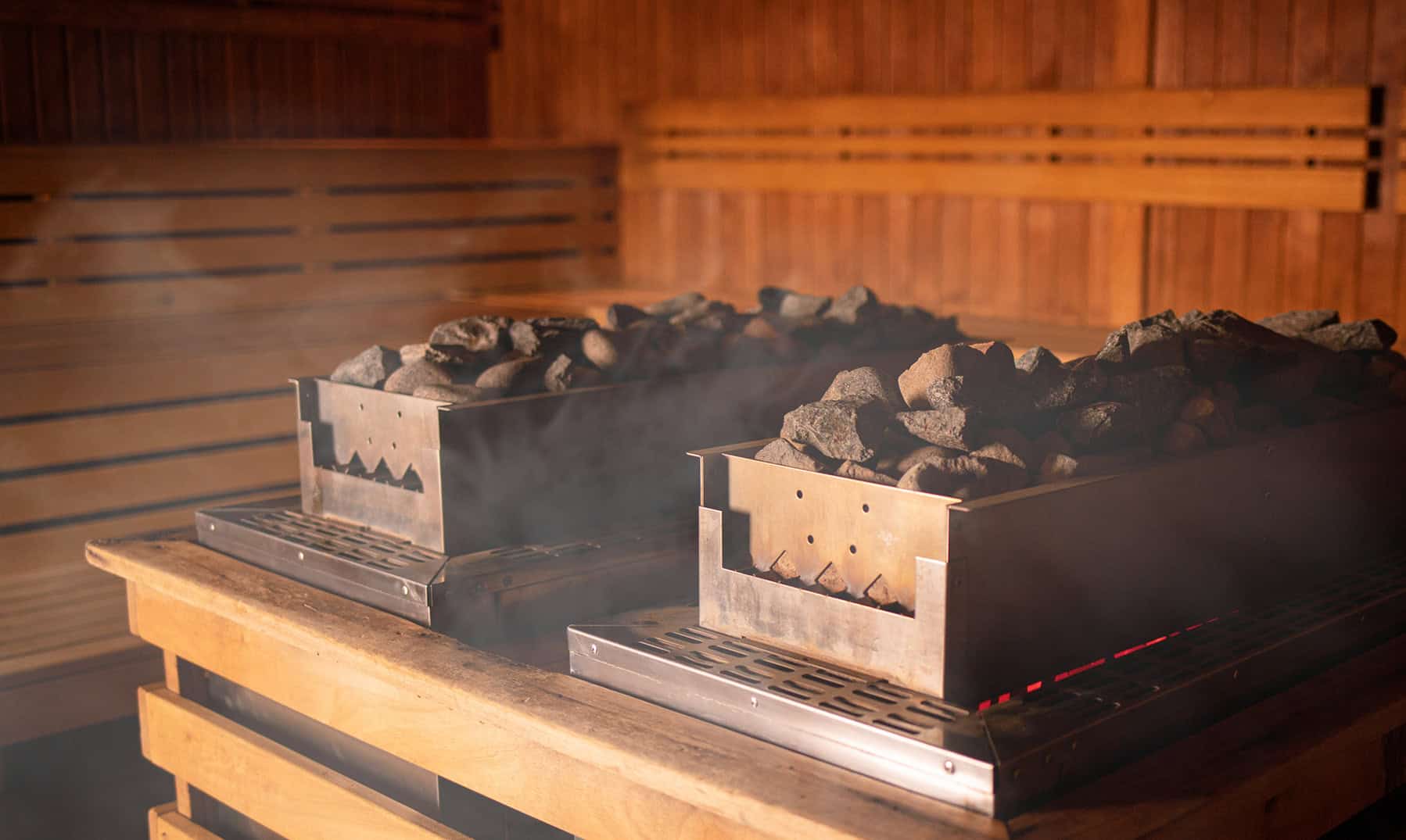 Sauna mit Steinen für Wellness und Erholung.