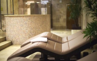 Entspannende Liege im Wellnessbereich für Erholung und Wellness.