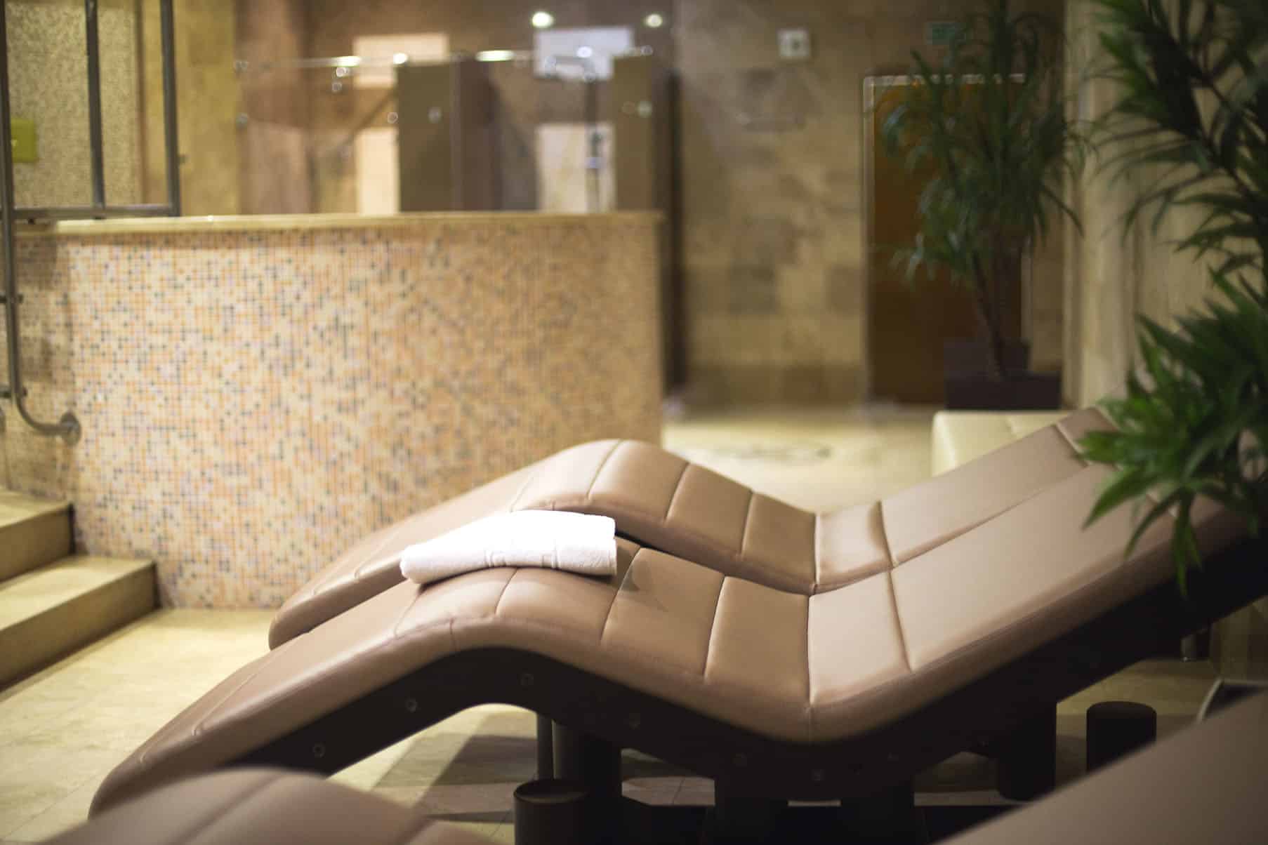 Entspannende Liege im Wellnessbereich für Erholung und Wellness.