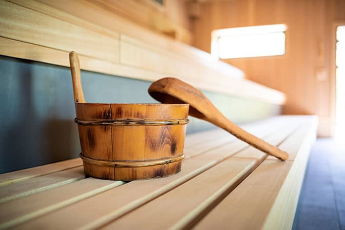 Sauna Wellness Beratung Sauna mit Holzschüssel und Löffel für Wellness und Entspannung.