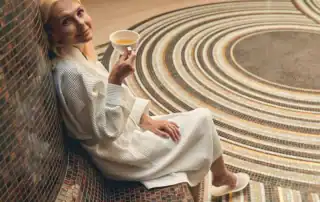 Frau entspannt mit einer Tasse Tee im Spa.