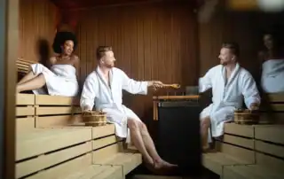Gäste entspannen gemeinsam in einem modern gestalteten Wellnessbereich.