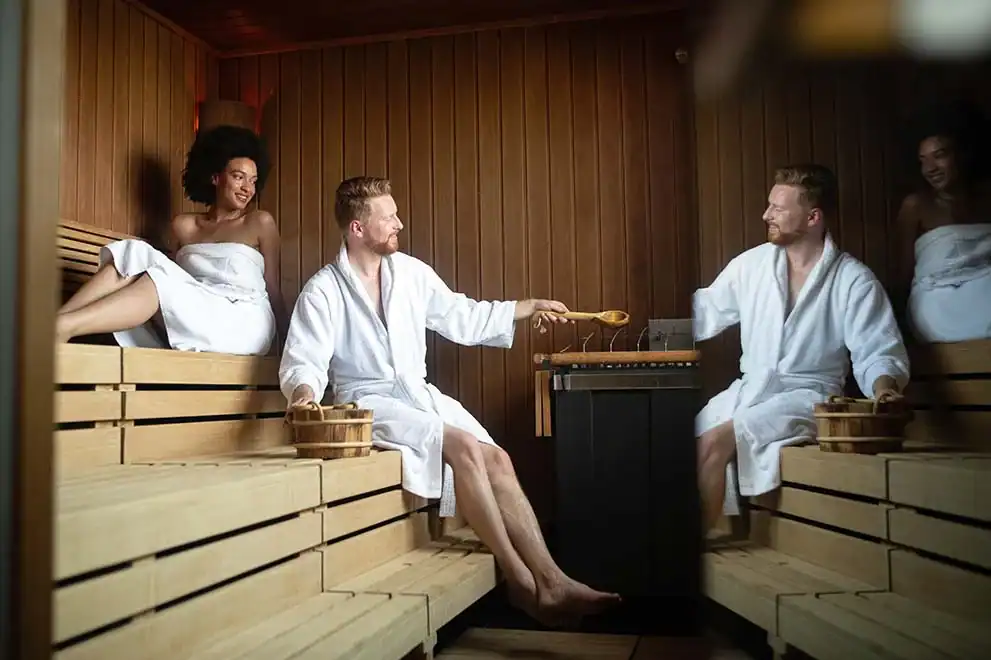 Gäste entspannen gemeinsam in einem modern gestalteten Wellnessbereich.