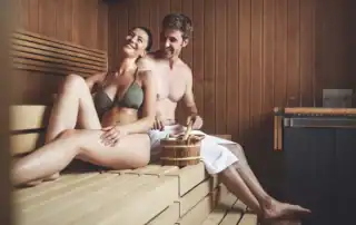 Paar entspannt gemeinsam in einem stilvollen privaten Wellnessbereich.