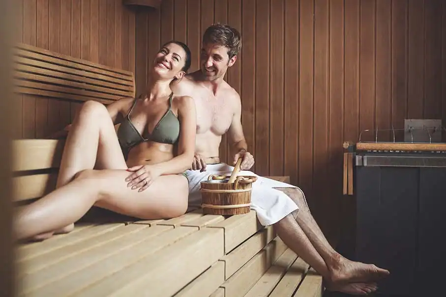 Paar entspannt gemeinsam in einem stilvollen privaten Wellnessbereich.