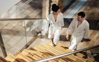 Zwei Wellnessplaner besprechen ein Spa Projekt.