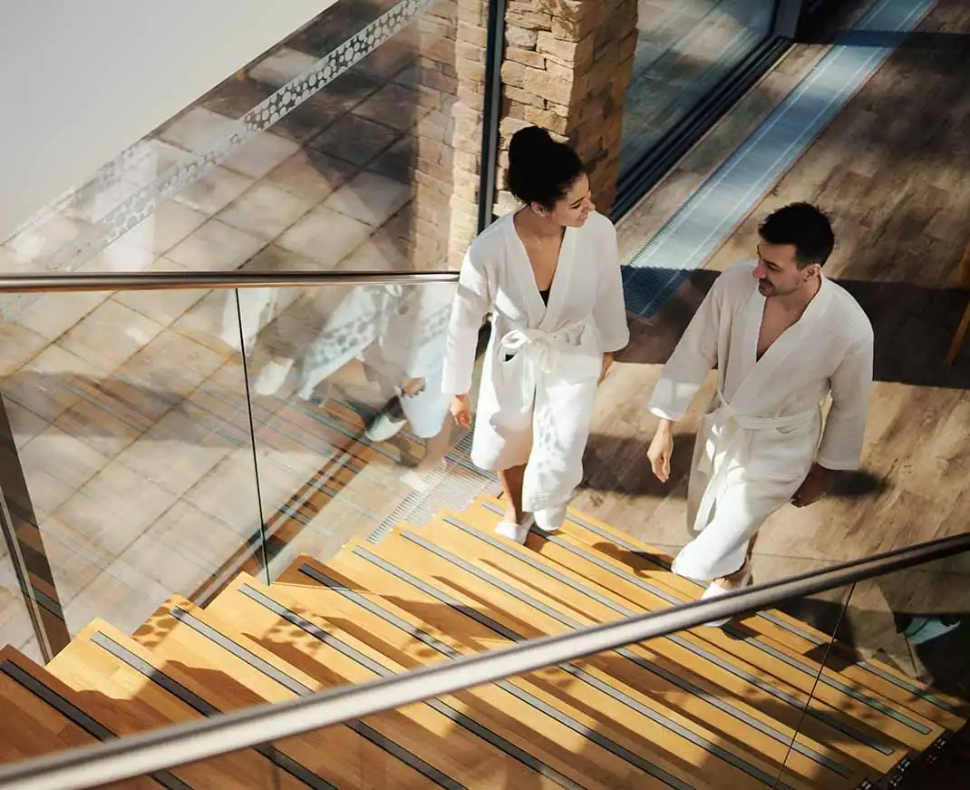 Zwei Wellnessplaner besprechen ein Spa Projekt.