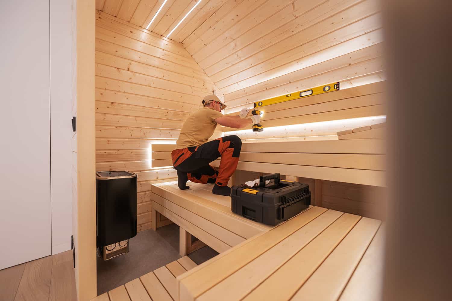 Architekturpläne und Materialmuster für die Planung eines Wellness- und Spa-Bereichs.