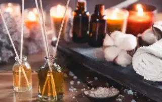 Spa Accessoires mit Kerzen und Handtüchern in stimmungsvoller Atmosphäre.