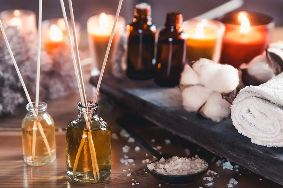 Spa Accessoires mit Kerzen und Handtüchern in stimmungsvoller Atmosphäre.