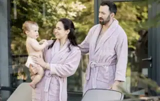 Hotelgäste entspannen gemeinsam in einem Wellnessbereich.
