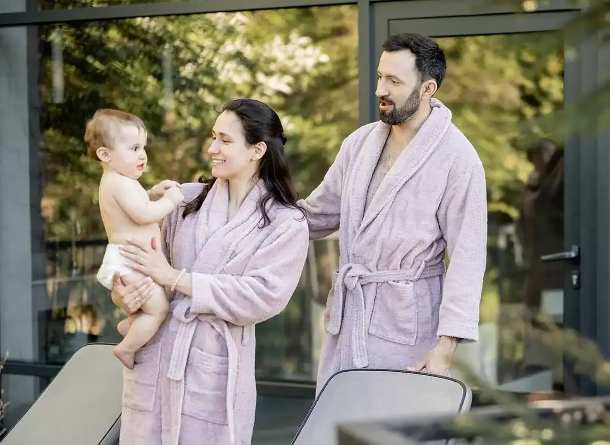 Hotelgäste entspannen gemeinsam in einem Wellnessbereich.