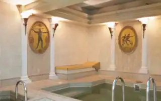 Wellnessbereich mit Wasserbecken und klassischer Gestaltung.