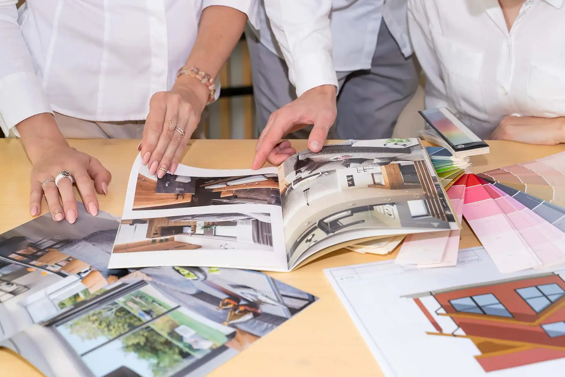 Architekt, Bauherr und Wellness Projektberater besprechen gemeinsam die Planung