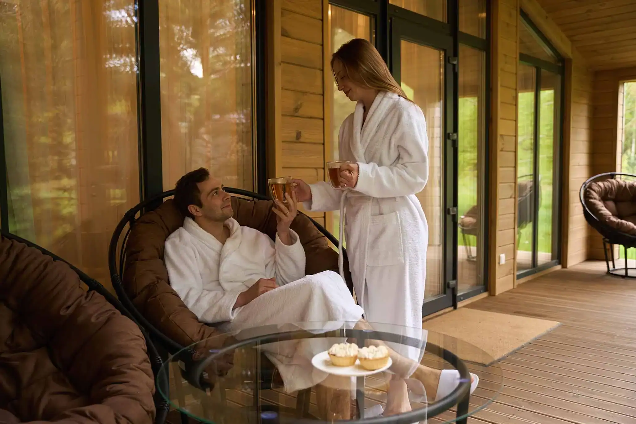 Erfolgreicher Wellnessbereich im Hotel Moderner hochwertiger Hotel Spa mit Pool, Ruhezonen und natürlicher Wellnessarchitektur.