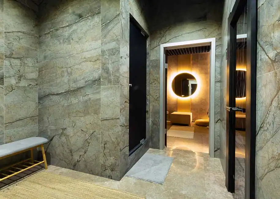 Eleganter Spa Bereich mit Naturstein und warmer Beleuchtung.