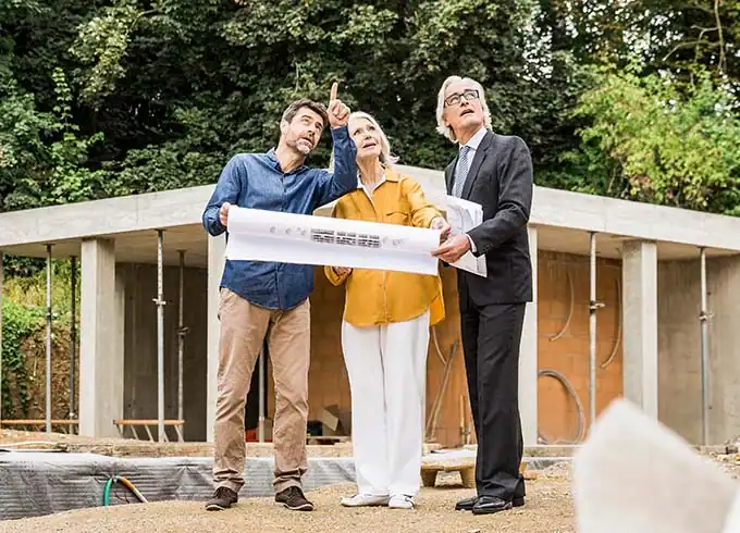 Gemeinsame Planung eines Wellnessprojekts Projektteam bespricht Baupläne eines Wellnessbereichs.
