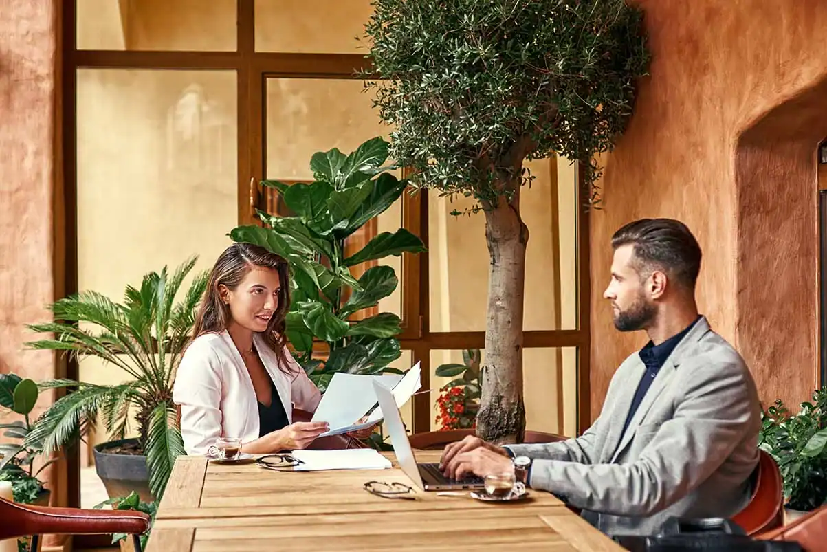 Investor, Architekt und Wellness Projektberater besprechen Pläne und Wirtschaftlichkeit