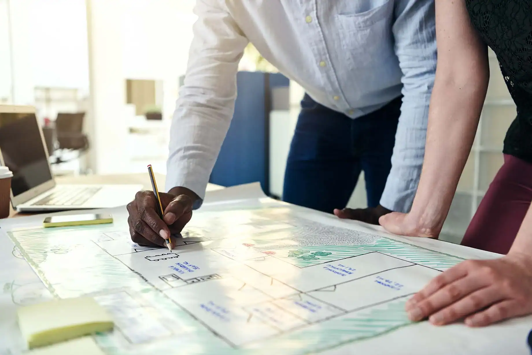 Planung eines Wellnessprojekts mit Grundrissen und Projektunterlagen