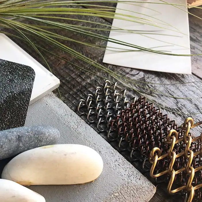 Architekt und Wellness Projektberater wählen Materialien aus.