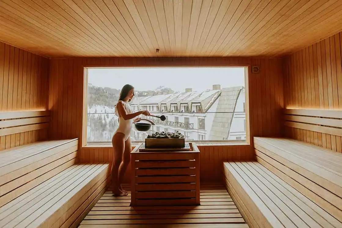 Moderne Sauna mit Holz im hochwertig geplanten Wellnessbereich