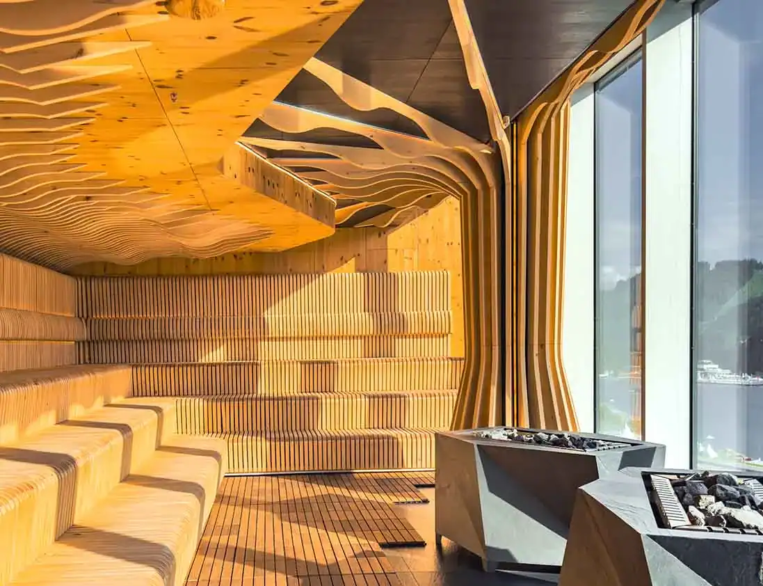 Moderne Sauna mit Holzdesign und grossen Panoramafenstern.