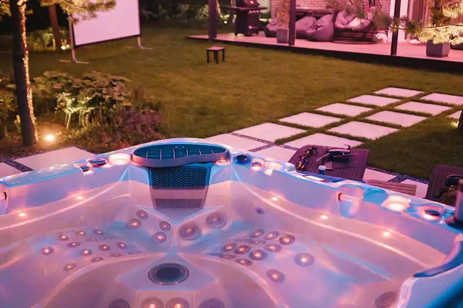 Moderner Spa mit Whirlpool Moderner Wellnessbereich mit beleuchtetem Whirlpool und Liegeflächen.