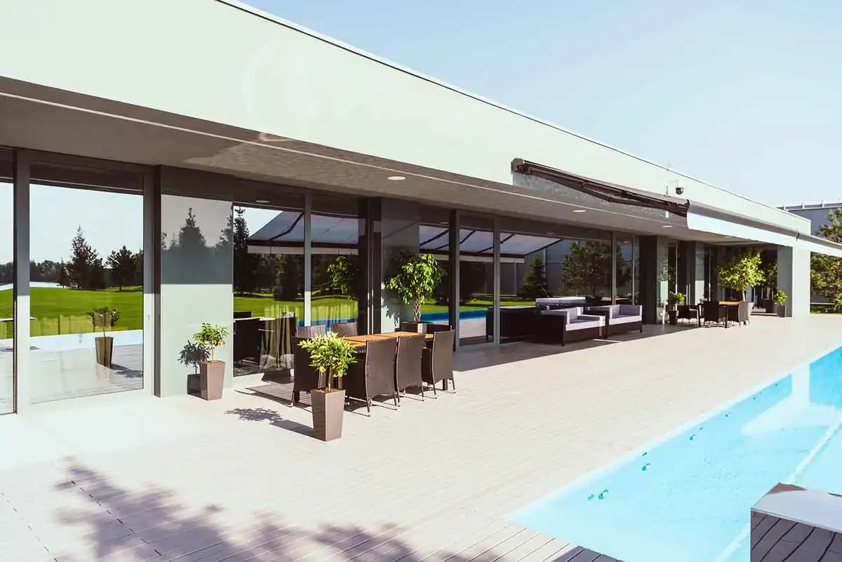 Modernisierter Spa mit Pool und Ruhebereich Modernisierung Wellnessimmobilie