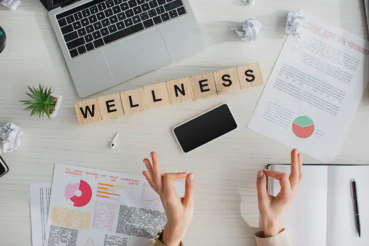 Wellnesskonzept mit Planungsunterlagen als Symbol für professionelle Beratung bei Wellnessprojekten.