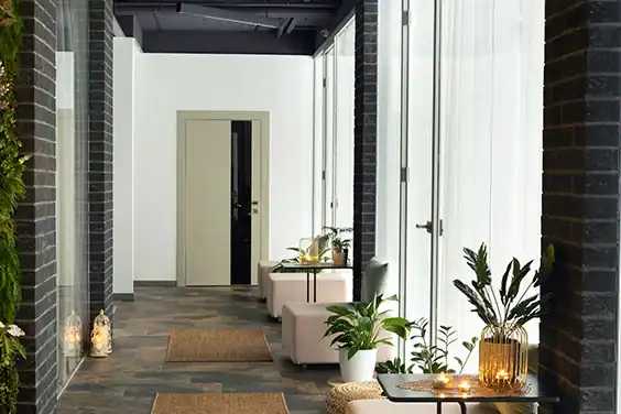 Eingangsbereich eines Wellnessbereichs mit heller Architektur und hochwertiger Innenraumgestaltung.