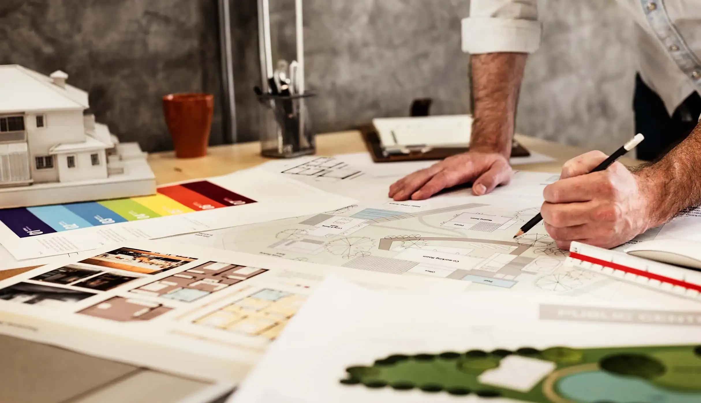 Architekturpläne, Materialmuster und technische Unterlagen für die Planung eines Wellnessprojekts.