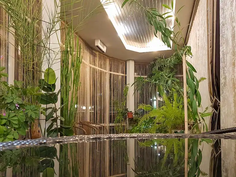 Moderner Wellnessbereich mit Wasserfläche, Naturmaterialien und ruhiger Atmosphäre.