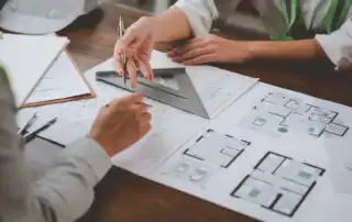 Investor, Architekt und Wellness Projektberater analysieren gemeinsam die Planung