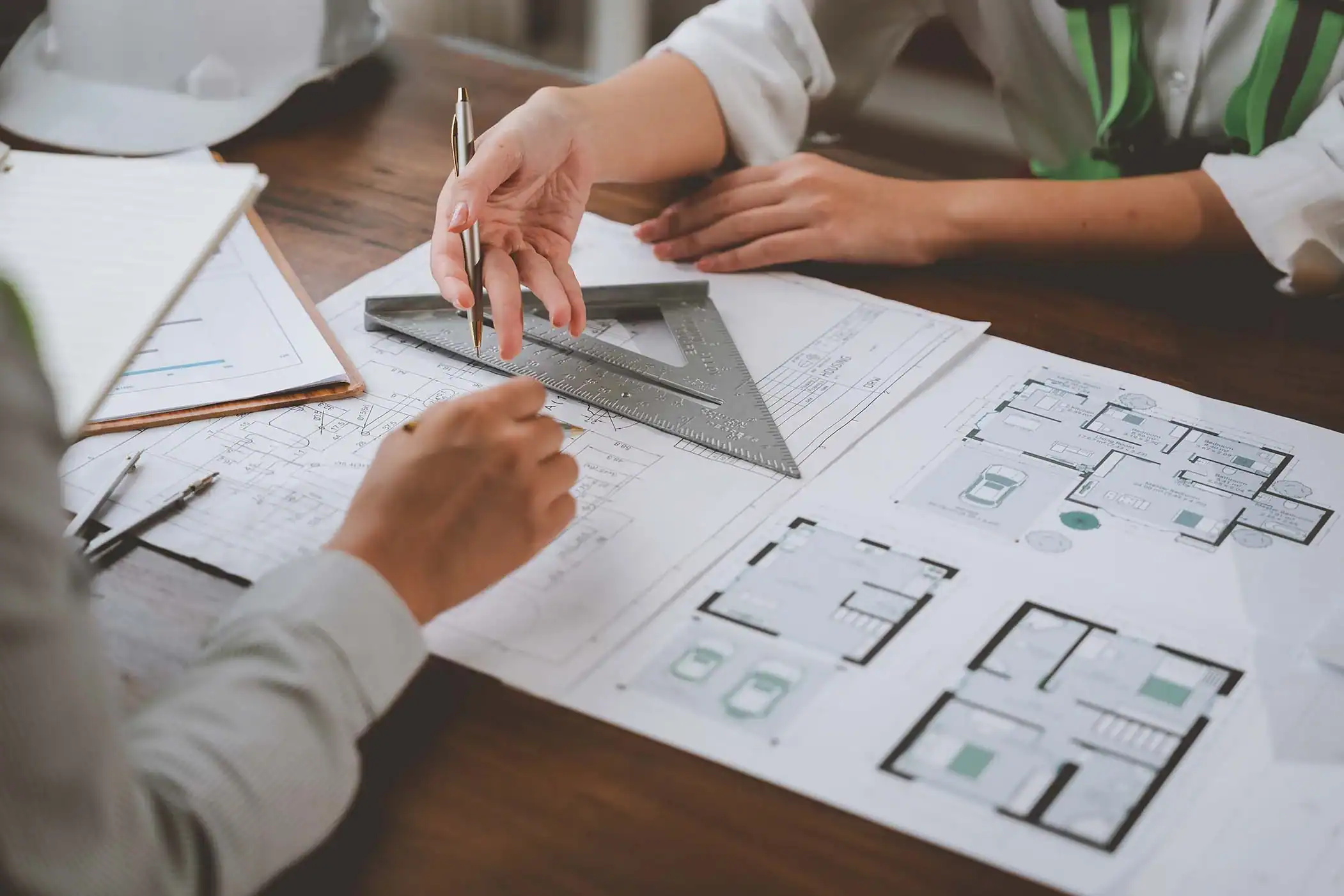 Investor, Architekt und Wellness Projektberater analysieren gemeinsam die Planung