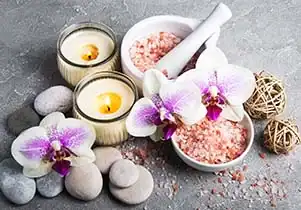 Wellness als Ort für Ruhe und Regeneration Wellness mit Kerzen, Orchideen und Badesalz.