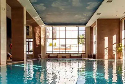 Moderner Wellnessbereich mit Innenpool und grosszügiger Architektur.