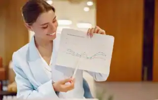 Investor analysiert die Wirtschaftlichkeit eines Spa.