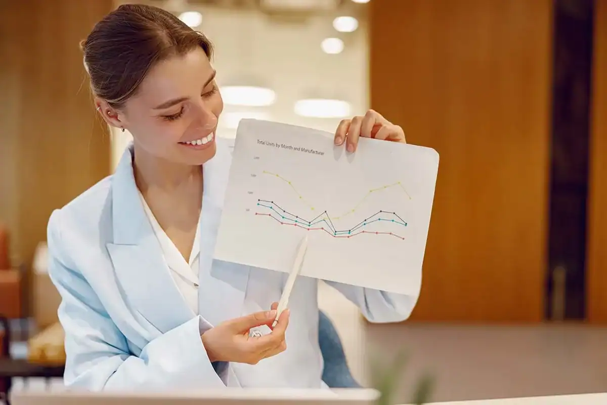 Investor analysiert die Wirtschaftlichkeit eines Spa.