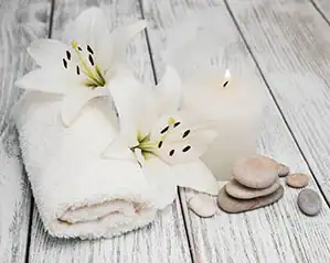 Atmosphäre und Qualität im Spa Handtücher und Blüten in einem Spa.