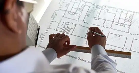 Raumkonzept und Entwurf für Spa Bereiche Architekt bei der Arbeit an einem Spa Grundriss