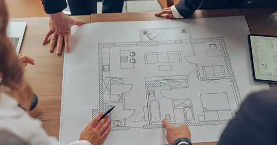 Technik und Integration in der Spa Planung Architekten und Fachplaner bei einer Planbesprechung