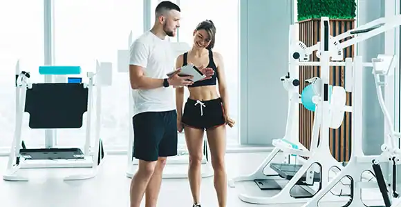 Sportler im modernen Regenerationsbereich