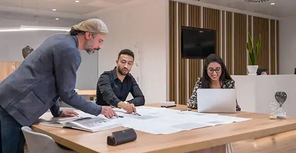 Projektteam bei der Planung eines Wellnessbereichs