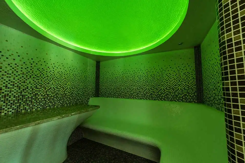 Atmosphäre in einem modernen Dampfbad Modernes Dampfbad mit ruhiger Beleuchtung.
